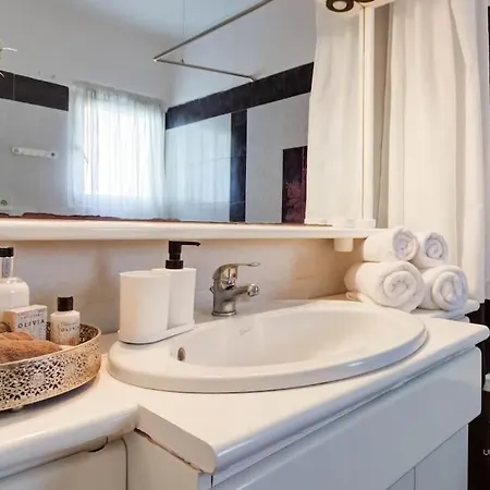 Artistic 3-bdrm In *