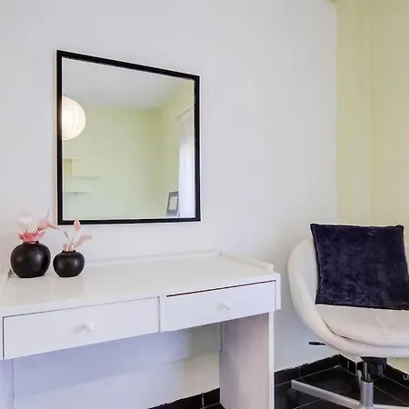 Διαμέρισμα Artistic 3-bdrm In Néa Fókaia