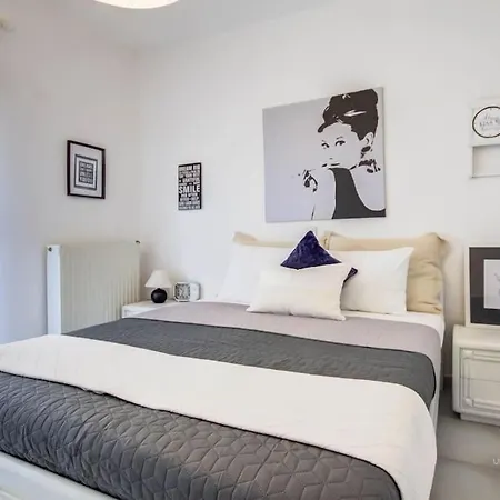 Artistic 3-bdrm In Appartement *